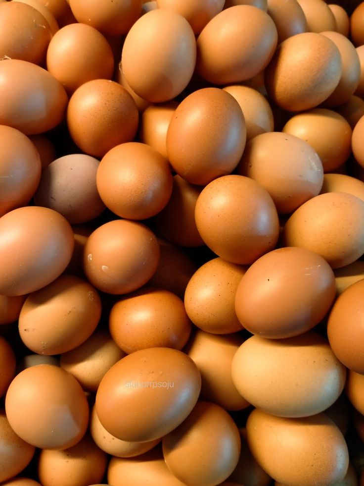 Ovos brancos e vermelhos em cesto de madeira